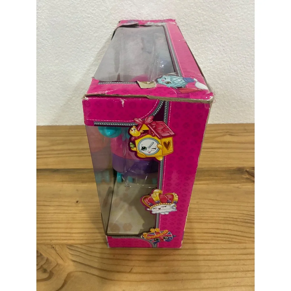 Shopkins World Vacation Shopkins Jet Playset with 3 Exclusive Shopkins Figures